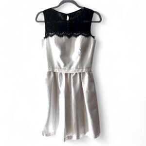 NWT SIGNATURE IVORY BLACK LACE SLEEVELESS DRESS WITH POCKETS CLASSIC SIZE 4